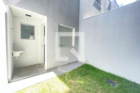 Área externa privativa fundos de casa à venda com 2 quartos, 65m² em Planalto, Belo Horizonte