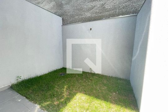 Área externa privativa fundos de casa à venda com 2 quartos, 65m² em Planalto, Belo Horizonte