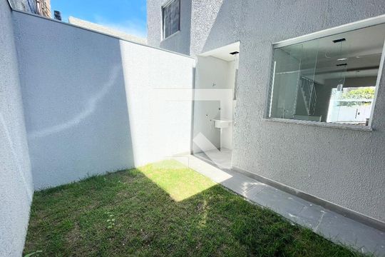 Área externa privativa fundos de casa à venda com 2 quartos, 65m² em Planalto, Belo Horizonte