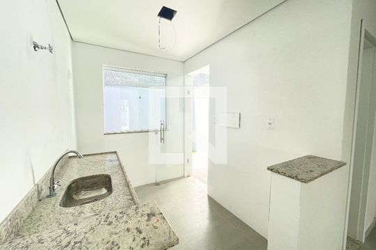 Cozinha de casa à venda com 2 quartos, 65m² em Planalto, Belo Horizonte
