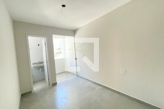 Quarto com suíte de casa à venda com 2 quartos, 65m² em Planalto, Belo Horizonte