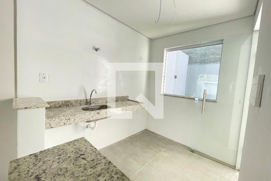 Cozinha de casa à venda com 2 quartos, 65m² em Planalto, Belo Horizonte