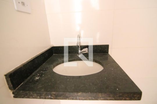 Banheiro de apartamento à venda com 2 quartos, 48m² em Vila Guilhermina, São Paulo
