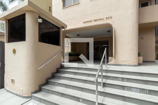 Entrada de apartamento à venda com 2 quartos, 70m² em Pinheiros, São Paulo