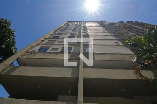 Fachada do bloco de apartamento para alugar com 2 quartos, 66m² em Praça Seca, Rio de Janeiro