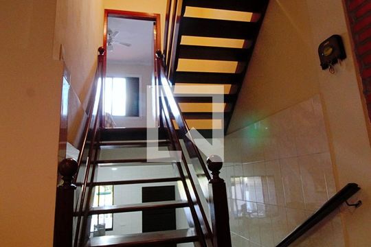 Escada de casa à venda com 3 quartos, 269m² em Jardim Monte Alegre, Taboão da Serra