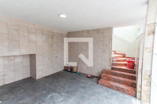 Garagem de casa à venda com 2 quartos, 120m² em Vila Nivi, São Paulo