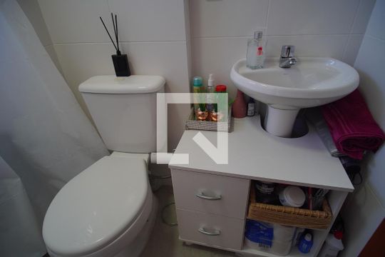 Banheiro de kitnet/studio à venda com 1 quarto, 25m² em Pátria Nova, Novo Hamburgo
