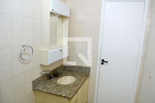 Banheiro de apartamento para alugar com 1 quarto, 50m² em Itararé, São Vicente
