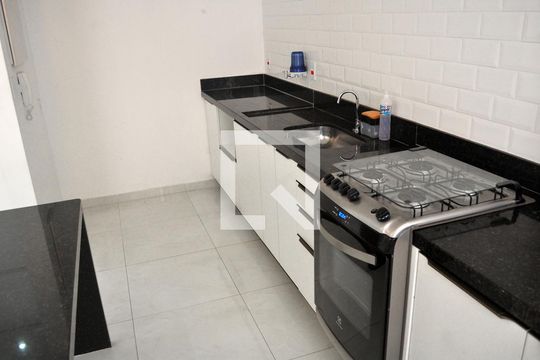 Cozinha de apartamento para alugar com 1 quarto, 50m² em Itararé, São Vicente