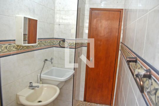 Detalhe do banheiro de casa para alugar com 1 quarto, 50m² em Vila Valenca, São Vicente