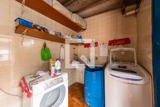 Área de serviço de casa para alugar com 4 quartos, 400m² em Vila Lucia, São Paulo