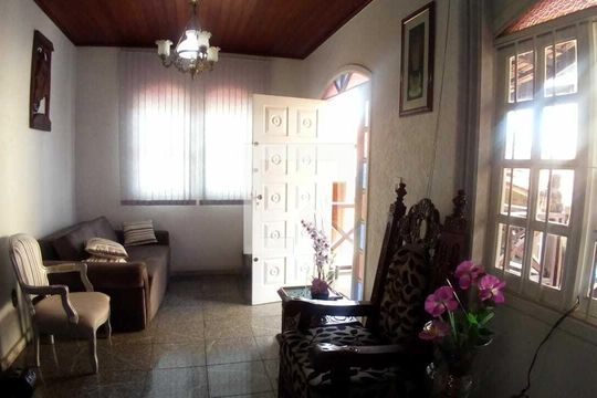 Casa à venda com 4 quartos, 310m² em Camargos, Belo Horizonte