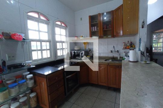 Casa à venda com 4 quartos, 310m² em Camargos, Belo Horizonte