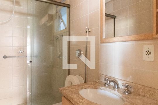Banheiro de apartamento para alugar com 2 quartos, 74m² em Teresópolis, Porto Alegre