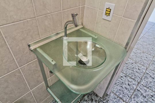 Banheiro de casa para alugar com 1 quarto, 80m² em Jardim Monte Alegre, São Paulo