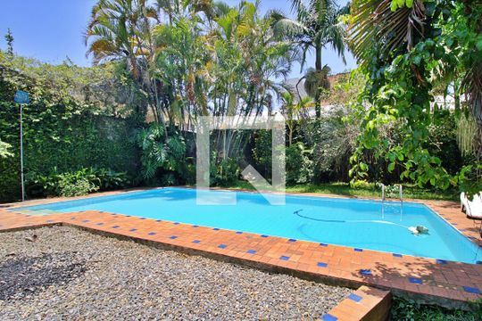 Área Externa de casa para alugar com 4 quartos, 650m² em Paraisópolis, São Paulo