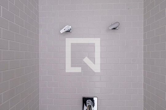 Banheiro de kitnet/studio para alugar com 1 quarto, 27m² em Jardim das Bandeiras, São Paulo