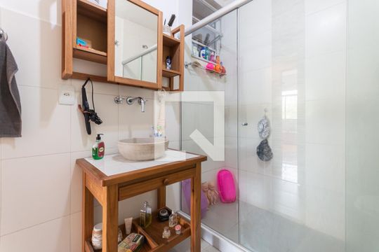Banheiro de apartamento para alugar com 2 quartos, 91m² em Grajau, Rio de Janeiro