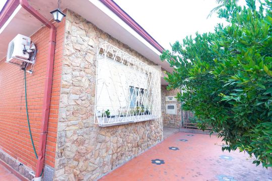 Área externa de casa à venda com 4 quartos, 280m² em Medianeira, Porto Alegre