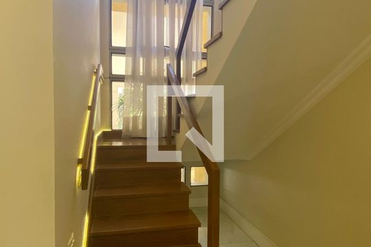 Escada de casa de condomínio à venda com 4 quartos, 450m² em Alphaville, Santana de Parnaíba