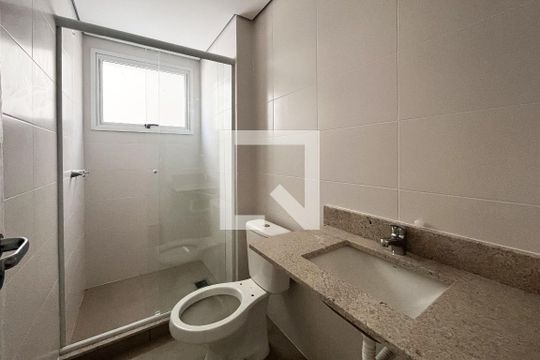 Banheiro da Suíte de apartamento para alugar com 2 quartos, 66m² em Menino Deus, Porto Alegre