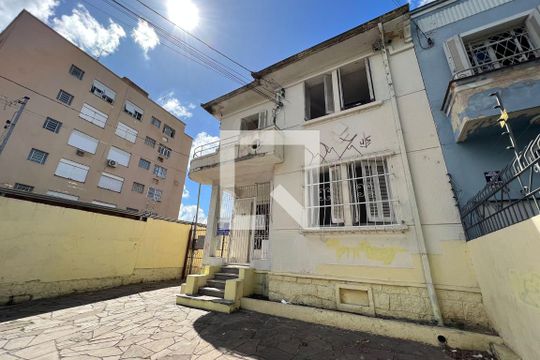 Fachada de casa à venda com 3 quartos, 500m² em Azenha, Porto Alegre