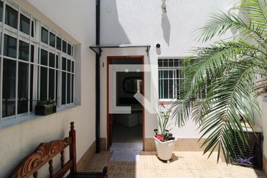 Entrada de casa para alugar com 2 quartos, 110m² em Jardim Alzira, São Paulo
