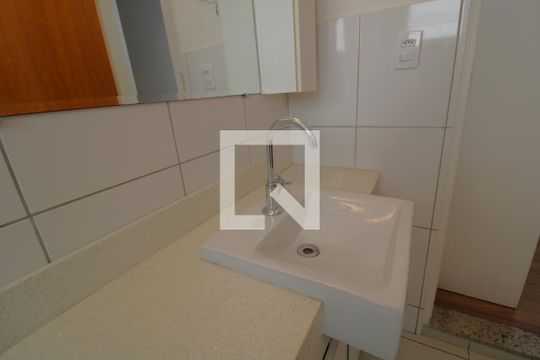 Pia banheiro comum de casa para alugar com 2 quartos, 110m² em Jardim Alzira, São Paulo