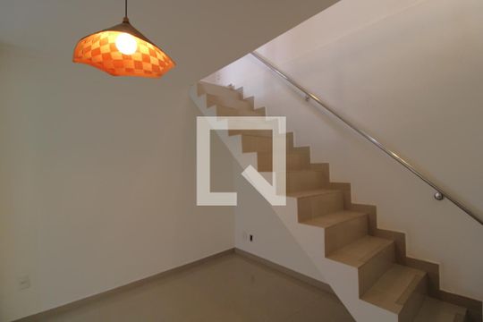 Escada de casa para alugar com 2 quartos, 110m² em Jardim Alzira, São Paulo