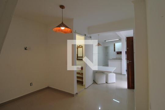 Sala de casa para alugar com 2 quartos, 110m² em Jardim Alzira, São Paulo