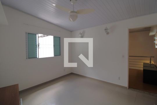 Quarto 2 de casa para alugar com 2 quartos, 110m² em Jardim Alzira, São Paulo