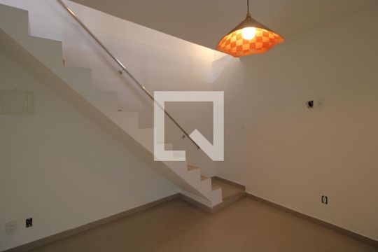 Sala de casa para alugar com 2 quartos, 110m² em Jardim Alzira, São Paulo