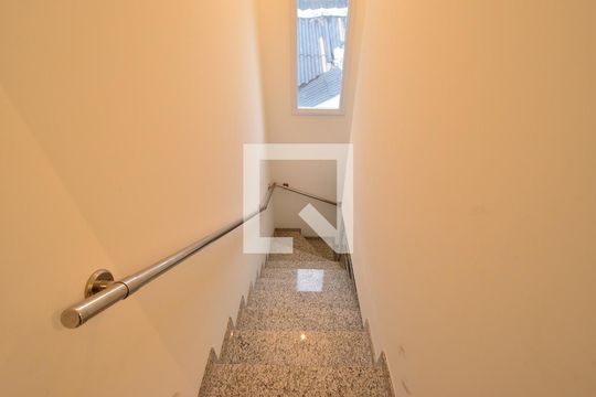 Escada de casa à venda com 3 quartos, 130m² em São Judas, São Paulo