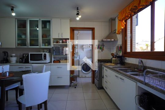 Cozinha de apartamento para alugar com 3 quartos, 150m² em Jardim Itu, Porto Alegre