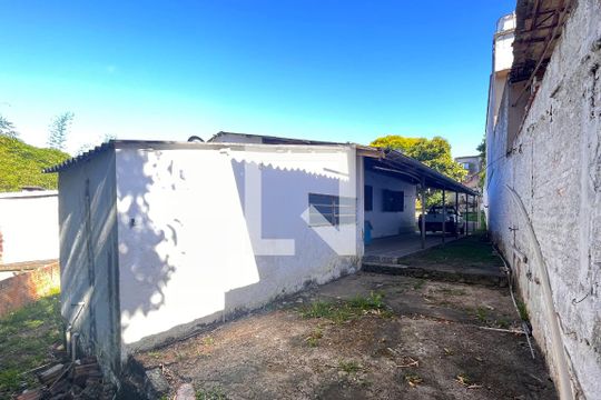 Quintal de casa à venda com 2 quartos, 120m² em Cavalhada, Porto Alegre