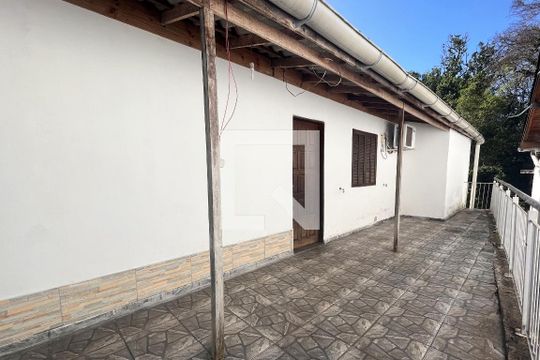 Varanda de casa à venda com 2 quartos, 120m² em Cavalhada, Porto Alegre