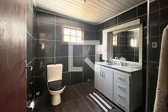 Banheiro de casa à venda com 2 quartos, 120m² em Cavalhada, Porto Alegre