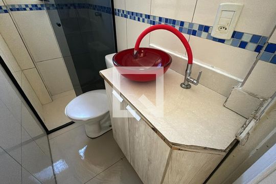 Banheiro de apartamento à venda com 3 quartos, 43m² em Cidade Industrial, Curitiba