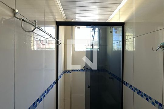 Banheiro de apartamento à venda com 3 quartos, 43m² em Cidade Industrial, Curitiba