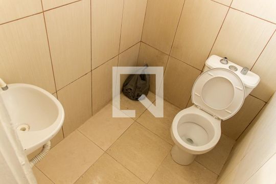 Banheiro de casa para alugar com 2 quartos, 70m² em Parque Mandi, São Paulo