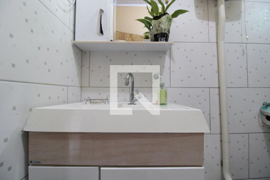 Banheiro de casa à venda com 3 quartos, 100m² em Mathias Velho, Canoas