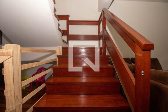 Escada de casa à venda com 3 quartos, 280m² em Cascata, Porto Alegre