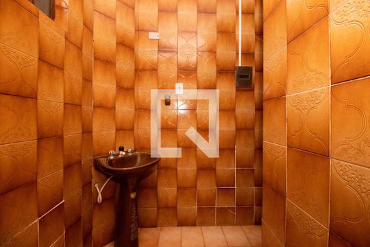 Banheiro de apartamento à venda com 2 quartos, 55m² em Jardim Itu, Porto Alegre