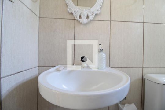 Banheiro de casa de condomínio para alugar com 2 quartos, 56m² em Niterói, Canoas