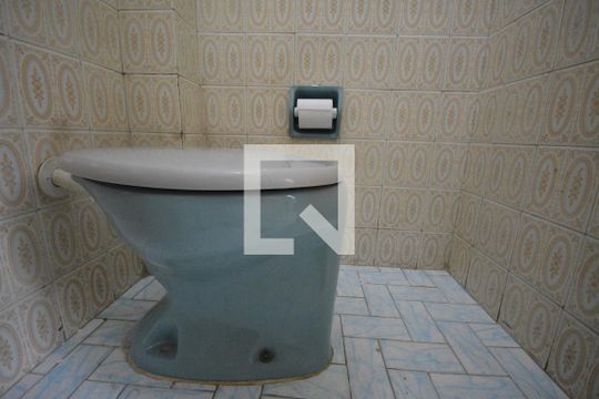 Banheiro de serviço de apartamento para alugar com 3 quartos, 120m² em Penha Circular, Rio de Janeiro
