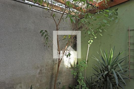1º  andar - pé de amora de casa para alugar com 4 quartos, 150m² em Parque Frondoso, Cotia