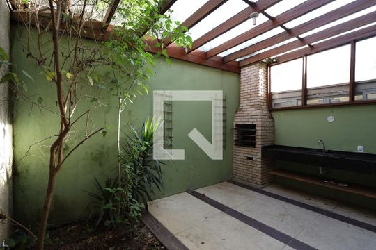 1º  andar - fundo de quintal de casa para alugar com 4 quartos, 150m² em Parque Frondoso, Cotia