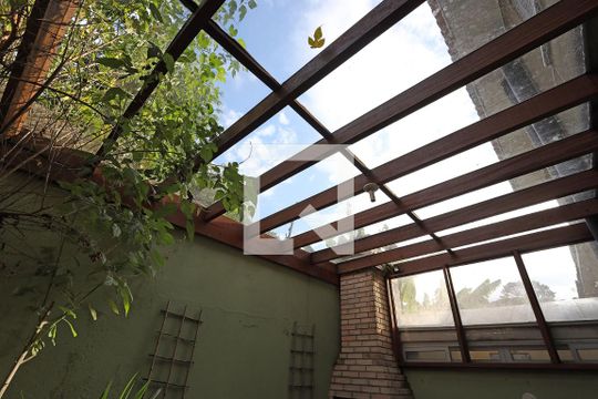 1º  andar - fundos de quintal - detalhes de casa para alugar com 4 quartos, 150m² em Parque Frondoso, Cotia