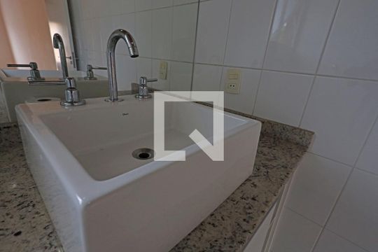 3º  andar - suíte principal - banheiro - pia de casa para alugar com 4 quartos, 150m² em Parque Frondoso, Cotia